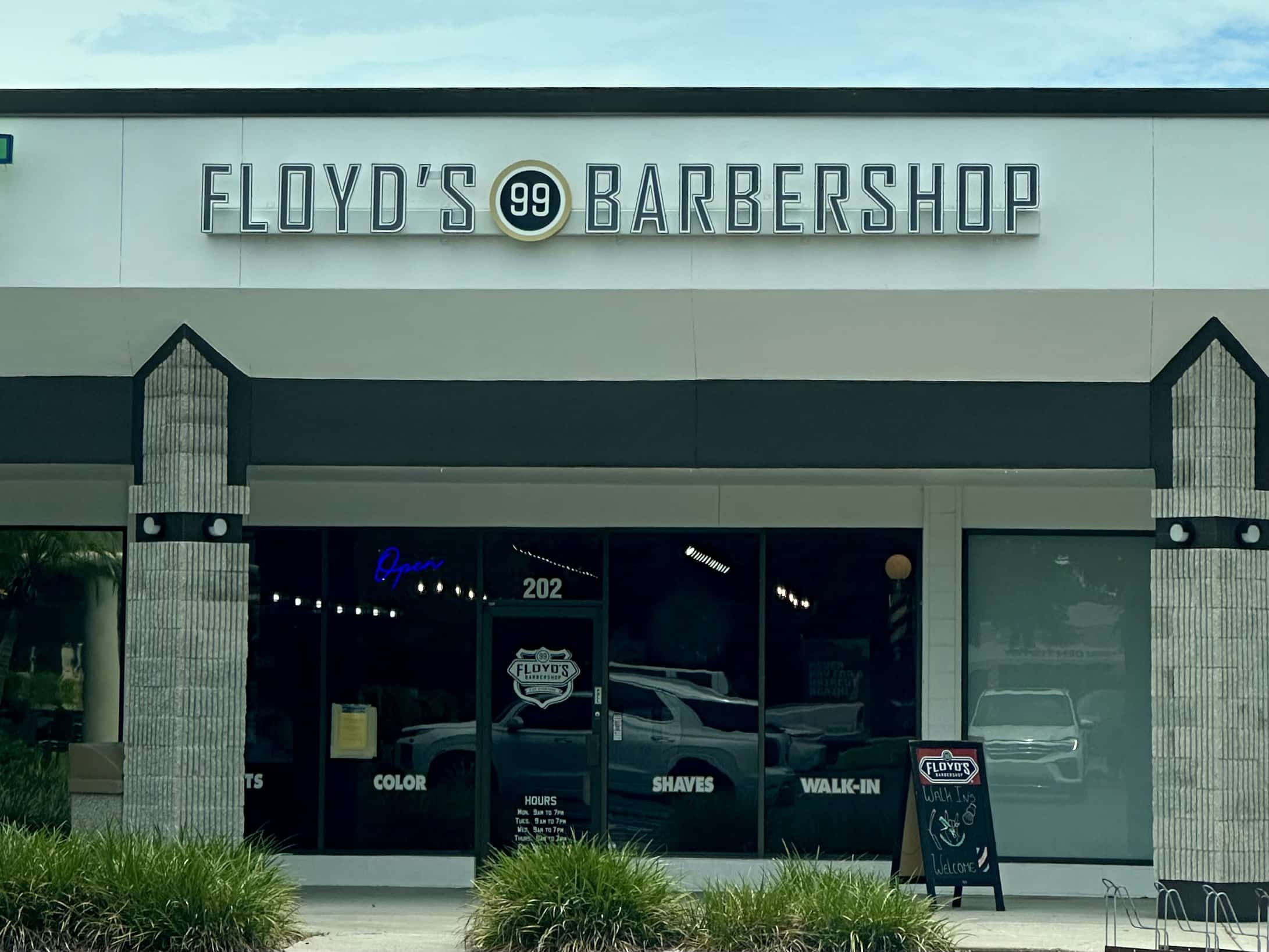 The front of the Floyd's Clearwater – Safety Harbor location