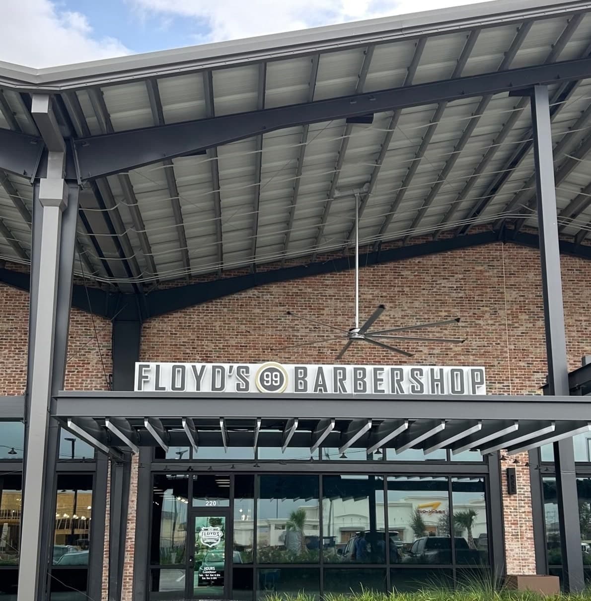 The front of the Floyd's Baybrook location