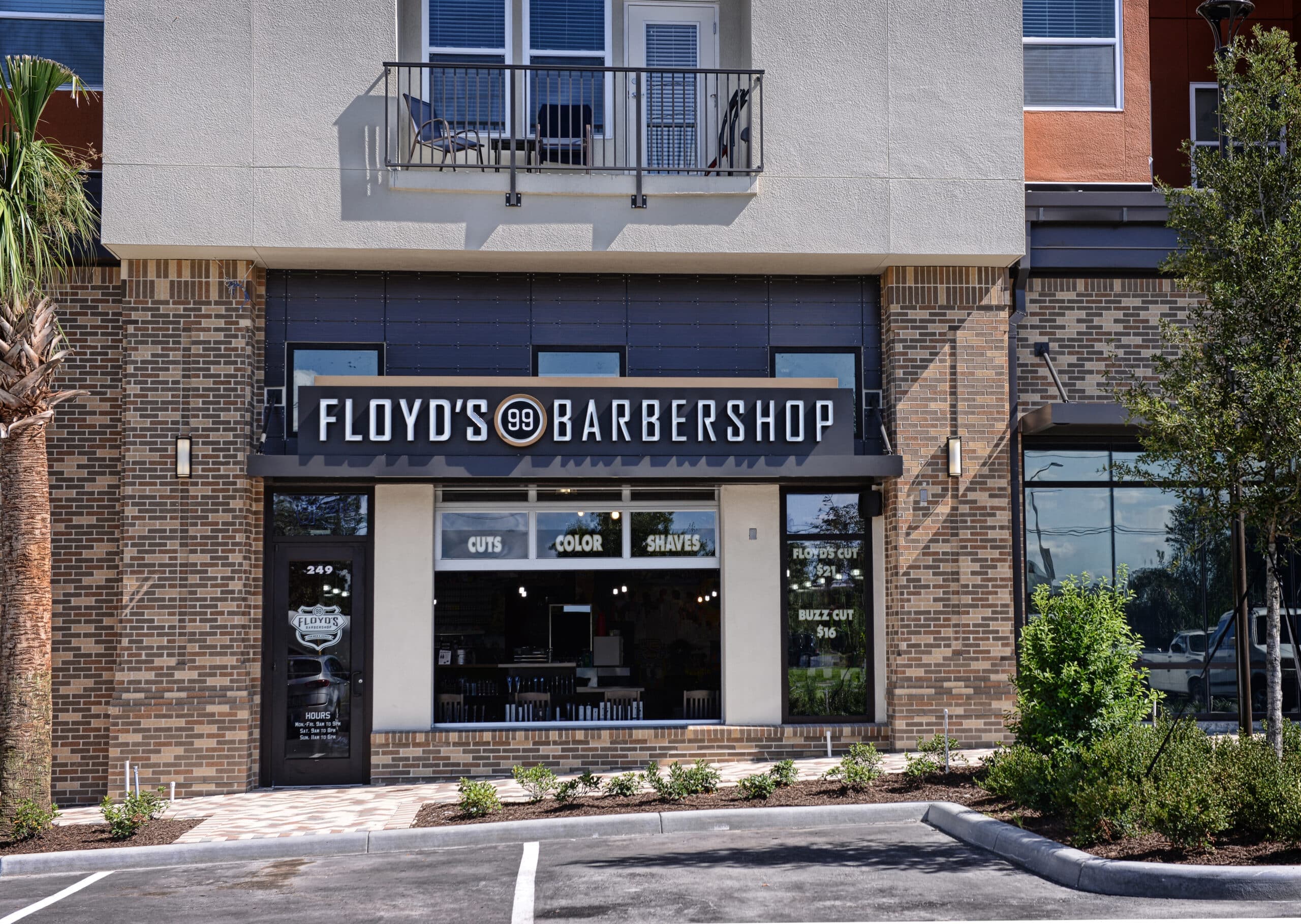The front of the Floyd's UCF location